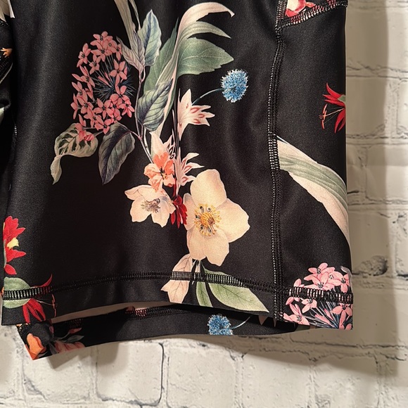 NWT!. Tahari Sport Plus 3x. Floral legging print biker shorts. Side pockets - Picture 2 of 9